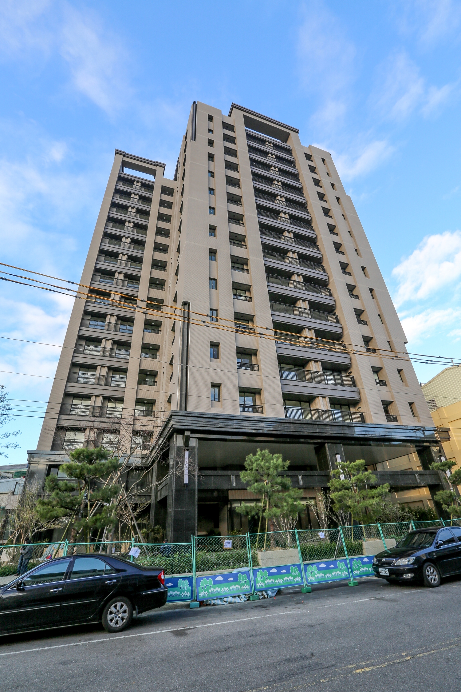 上騰御寶店鋪集合住宅-宮源營建營造建築作品